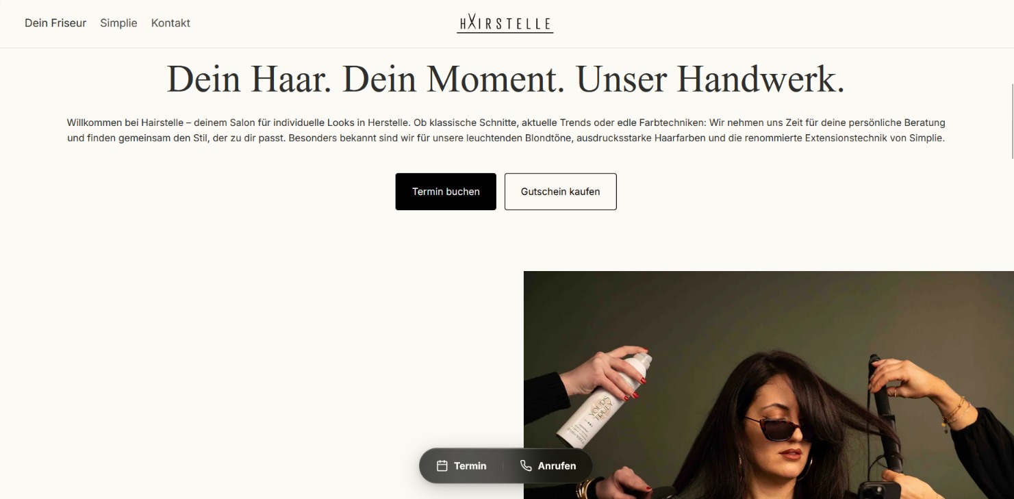 Screenshot hairstelle.de Desktop: Hero mit Navigation und Headline 'Dein Haar. Dein Moment. Unser Handwerk.'